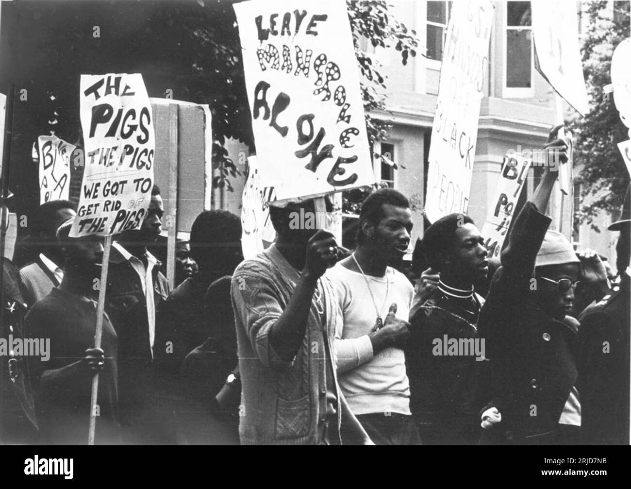 PC Pulley dans sa déclaration de témoin a affirmé que les banderoles montraient une intention violente parce qu'elles lisaient "tuez les cochons", "l'esclavage est toujours là" et "les cochons vont obtenir votre maman", cependant, les photographies ne montraient que des signes disant «mains off us cochons», «le pouvoir noir va obtenir votre maman» et «l'esclavage est toujours vivant». Banque D'Images