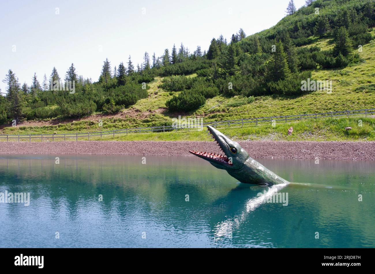 Steinplatte, Autriche, Trias Park. Un monstre marin dans le lac au Trias Park. Banque D'Images