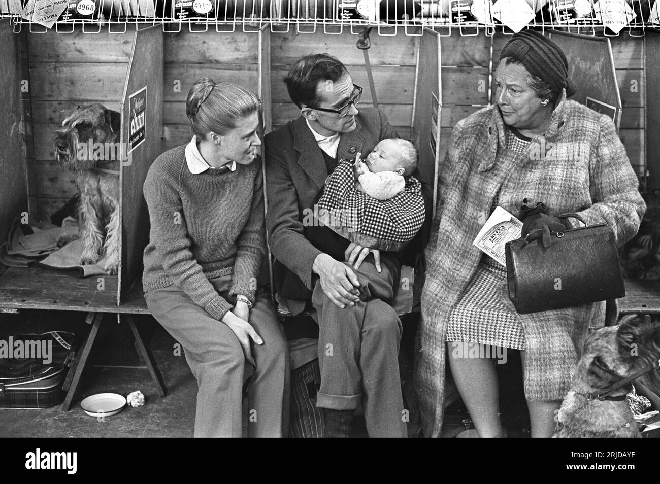 Crufts Dog Show 1960s Royaume-Uni. The Earls court, parc des expositions Olympia. Une famille avec bébé, avec des pieds étranges! Ils discutent avec le visiteur à l'exposition canine annuelle. Earls court, Londres, Angleterre février 1968. HOMER SYKES. Banque D'Images