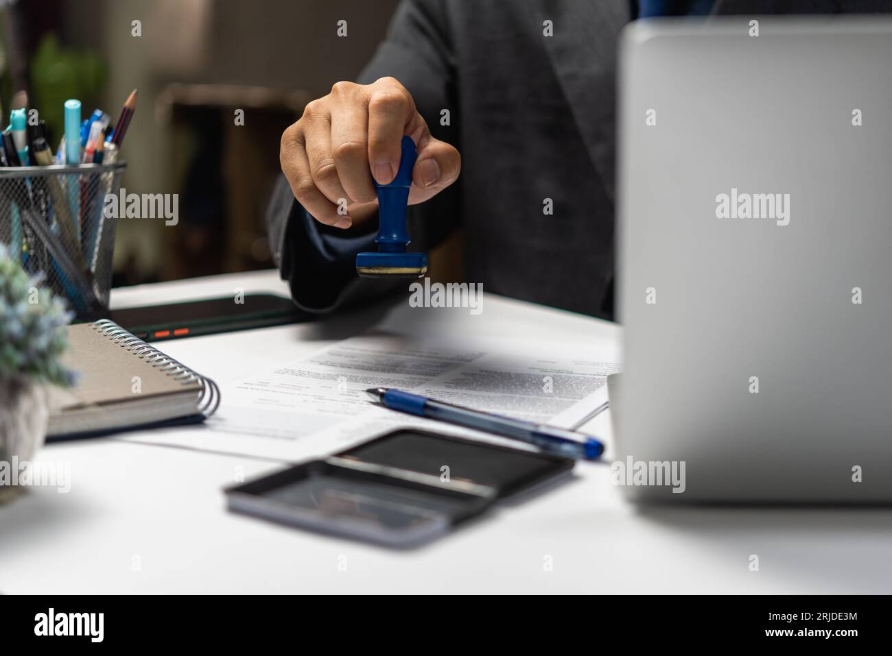 Homme approuvant les documents finance, banque, investissements, marketing sur bureau. droit des contrats, ou estampillage caoutchouc des documents immobiliers commerciaux, et autres o Banque D'Images