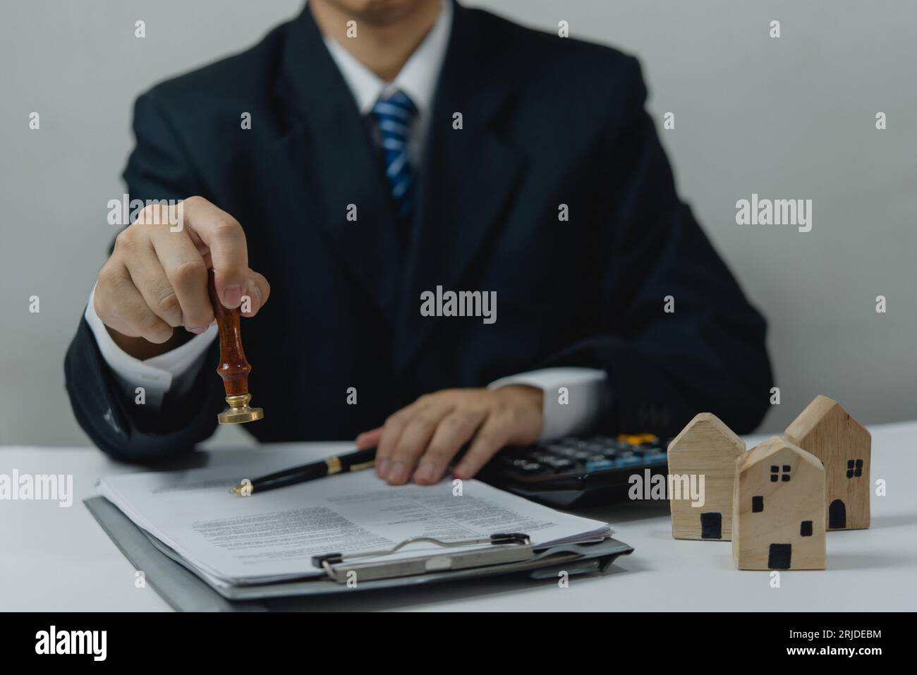 Homme approuvant les documents finance, banque, investissements, marketing sur bureau. droit des contrats, ou estampillage caoutchouc des documents immobiliers commerciaux, et autres o Banque D'Images