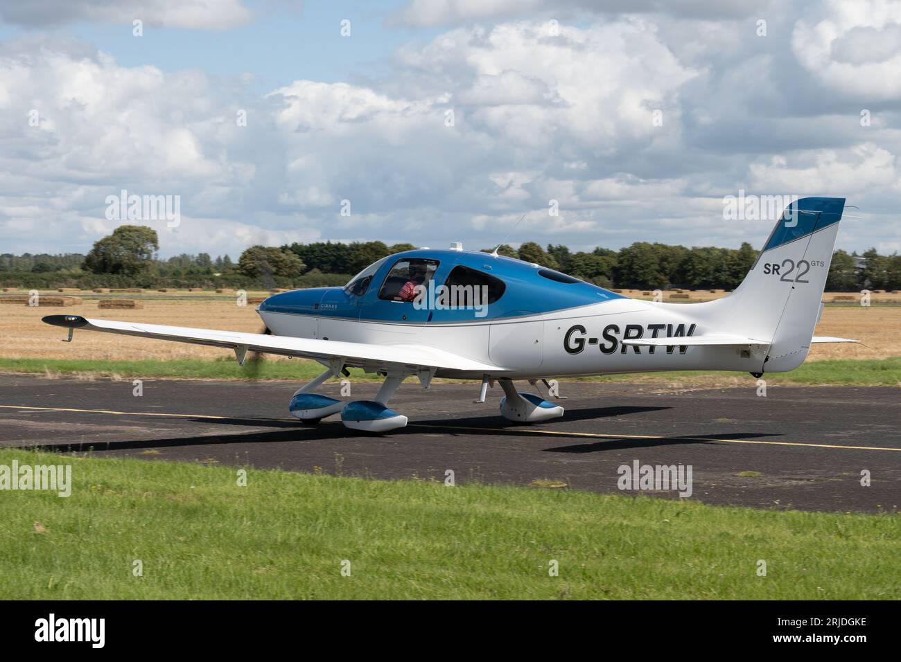 Cirrus SR-22 à Wellesbourne Airfield, Warwickshire Royaume-Uni (G-SRTW) Banque D'Images