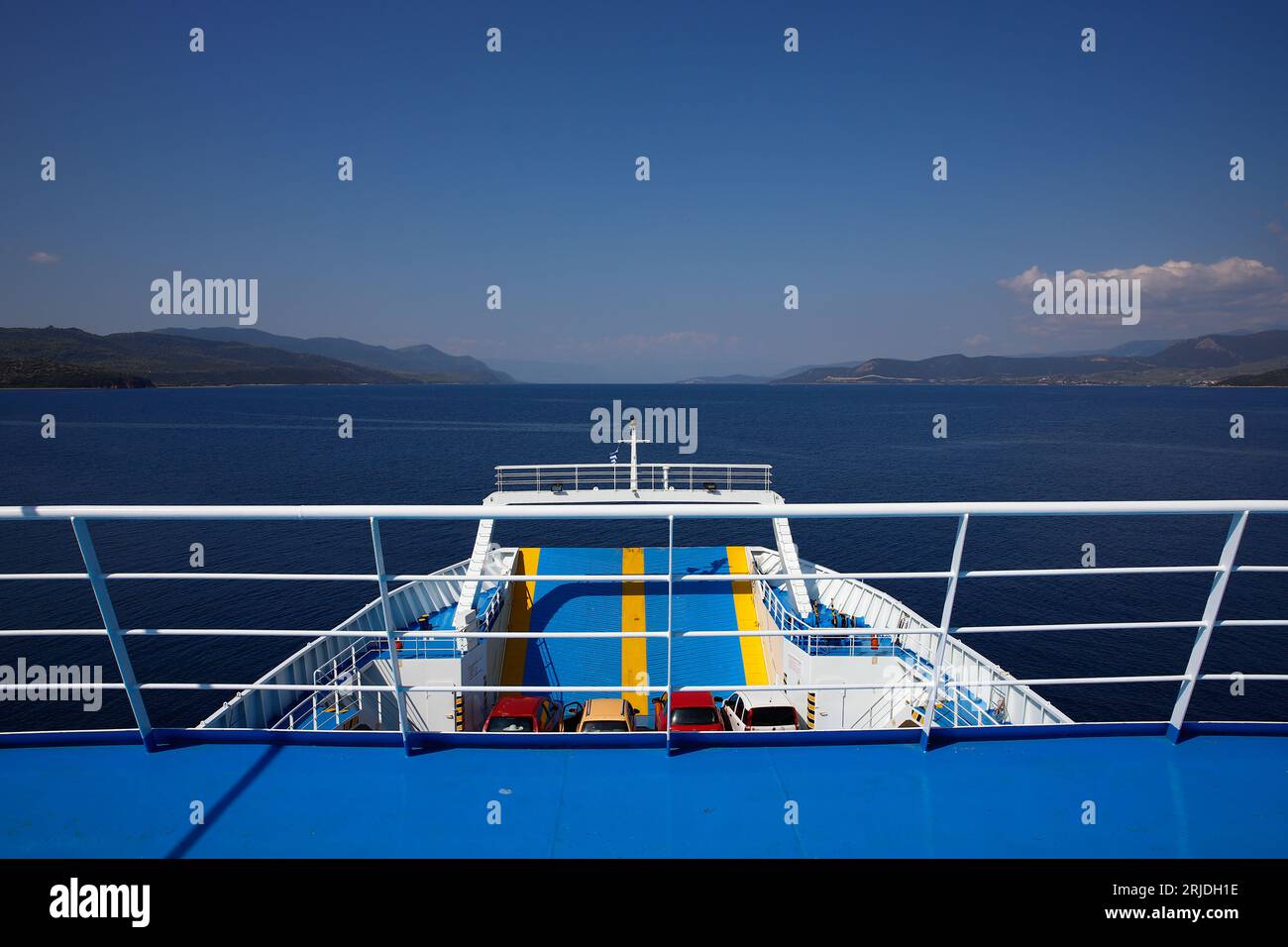 Agiokampos, île d'Evia, Grèce - 15 août 2023 : intérieur du ferry. Voitures transportées par ferry d'Agiokampos, île d'Evia au village de Glyfa i Banque D'Images