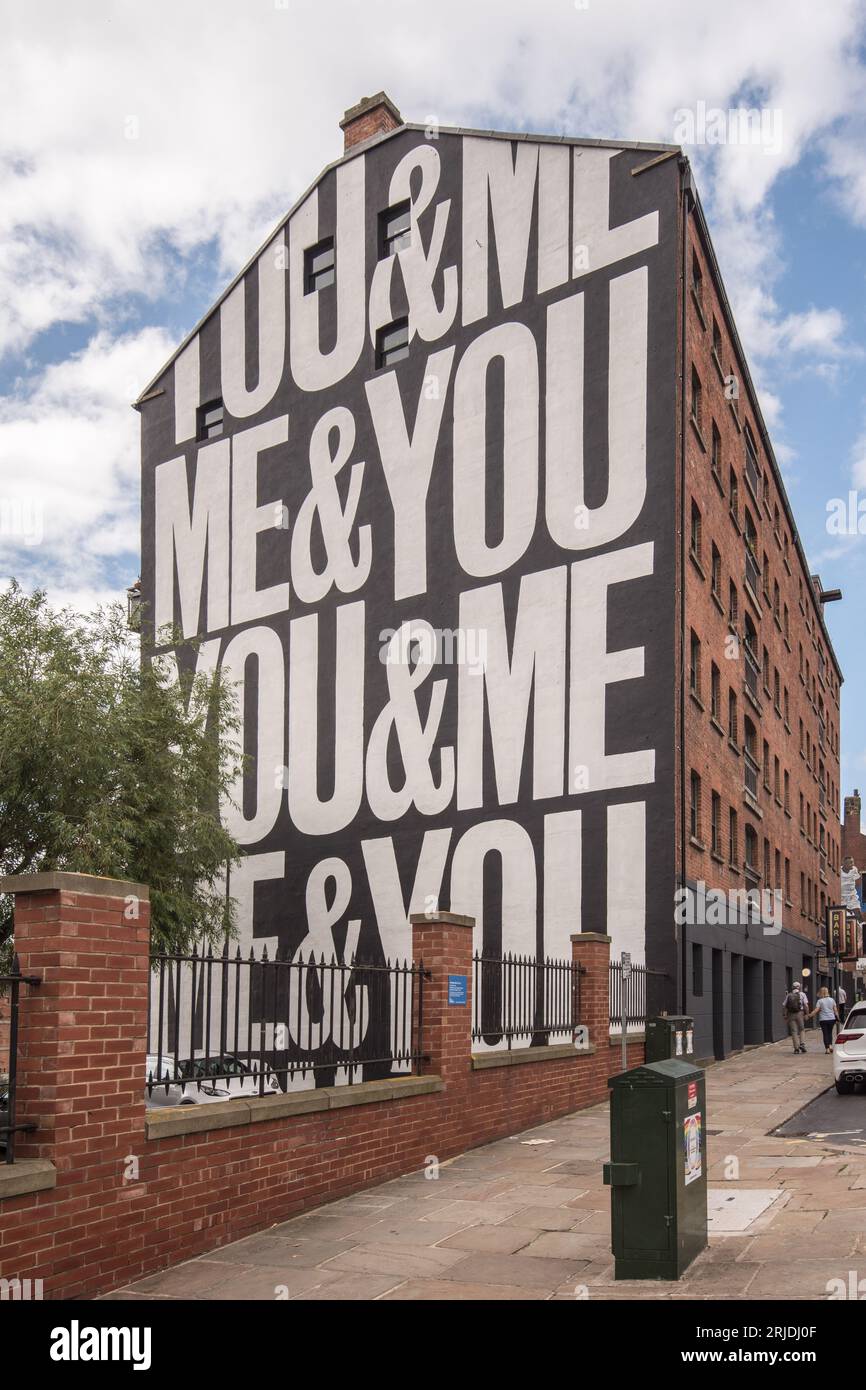 Fresque murale d'art public 'Me & You' Anthony Burrill à Leeds vue le 21 août 2023 Banque D'Images