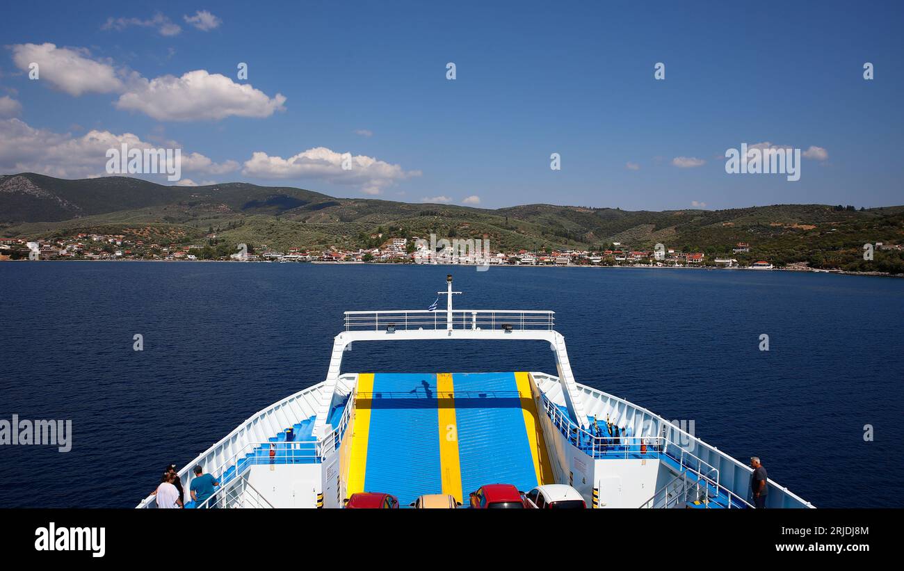 Agiokampos, île d'Evia, Grèce - 15 août 2023 : intérieur du ferry. Voitures transportées par ferry d'Agiokampos, île d'Evia au village de Glyfa i Banque D'Images