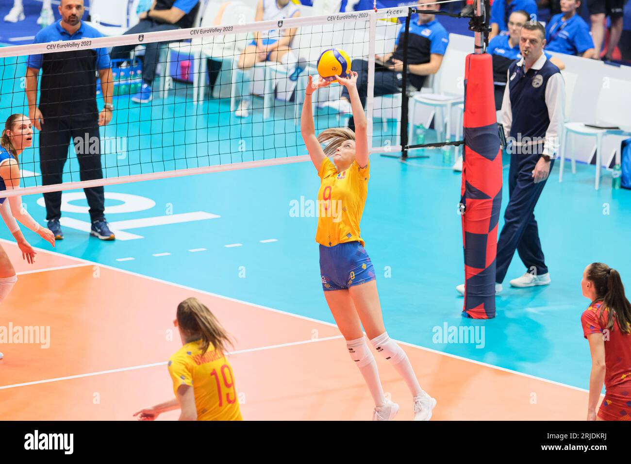 Diana-Ioana Calota (C) de Roumanie en action lors de la finale féminine de la CEV EuroVolley 2023 entre la Bosnie-Herzégovine et la Roumanie au Gianni Asti Sports Hall. Score final ; Bosnie-Herzégovine 2:3 Roumanie. Banque D'Images