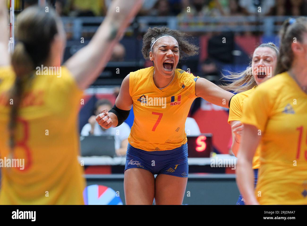 Elizabet Lenke Inneh, de Roumanie, célèbre avec ses coéquipières après avoir marqué un but lors de la finale féminine CEV EuroVolley 2023 entre la Bosnie-Herzégovine et la Roumanie au Gianni Asti Sports Hall. Score final ; Bosnie-Herzégovine 2:3 Roumanie. Banque D'Images