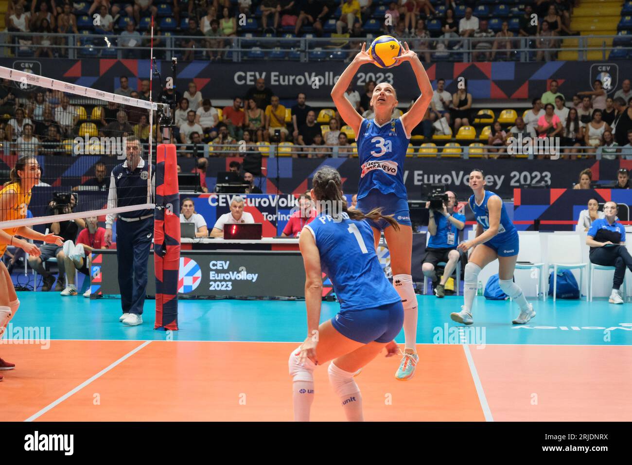 Turin, Italie. 21 août 2023. Milana Boi ? De Bosnie-Herzégovine en action lors de la finale féminine de la CEV EuroVolley 2023 entre la Bosnie-Herzégovine et la Roumanie au Gianni Asti Sports Hall. Score final ; Bosnie-Herzégovine 2:3 Roumanie. (Photo Davide Di Lalla/SOPA Images/Sipa USA) crédit : SIPA USA/Alamy Live News Banque D'Images