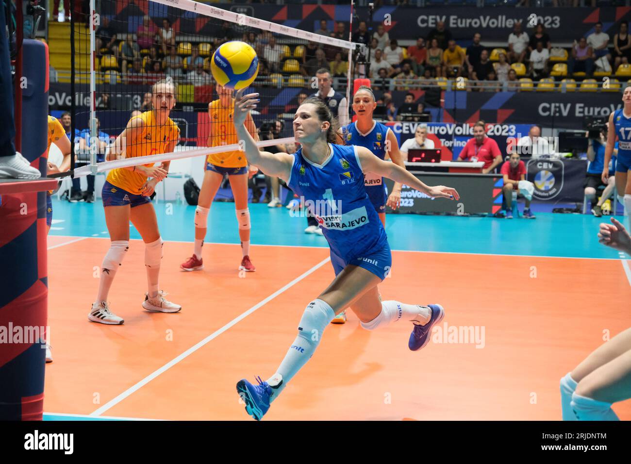 Turin, Italie. 21 août 2023. Ajla Paradik de Bosnie-Herzégovine en action lors de la finale féminine de la CEV EuroVolley 2023 entre la Bosnie-Herzégovine et la Roumanie au Gianni Asti Sports Hall. Score final ; Bosnie-Herzégovine 2:3 Roumanie. (Photo Davide Di Lalla/SOPA Images/Sipa USA) crédit : SIPA USA/Alamy Live News Banque D'Images