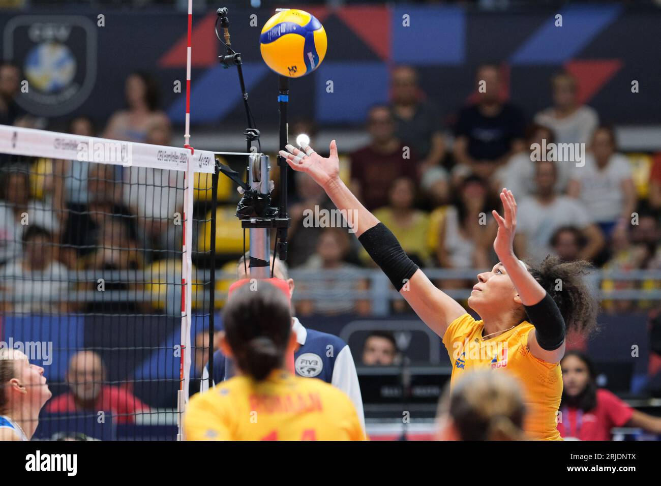 Turin, Italie. 21 août 2023. Elizabet Lenke Inneh, de Roumanie, en action lors de la finale féminine de la CEV EuroVolley 2023 entre la Bosnie-Herzégovine et la Roumanie au Gianni Asti Sports Hall. Score final ; Bosnie-Herzégovine 2:3 Roumanie. (Photo Davide Di Lalla/SOPA Images/Sipa USA) crédit : SIPA USA/Alamy Live News Banque D'Images