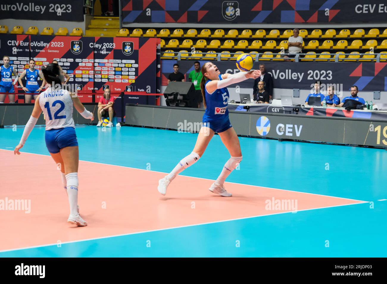 Turin, Italie. 21 août 2023. Iman Isanovic de Bosnie-Herzégovine en action lors de la finale féminine de la CEV EuroVolley 2023 entre la Bosnie-Herzégovine et la Roumanie au Gianni Asti Sports Hall. Score final ; Bosnie-Herzégovine 2:3 Roumanie. (Photo Davide Di Lalla/SOPA Images/Sipa USA) crédit : SIPA USA/Alamy Live News Banque D'Images