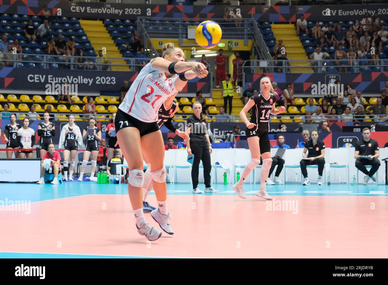 Mathilde Engel, de Suisse, en action lors de la finale féminine CEV EuroVolley 2023 entre la Croatie et la Suisse au Gianni Asti Sports Hall. Score final ; Croatie 1:3 Suisse. Banque D'Images