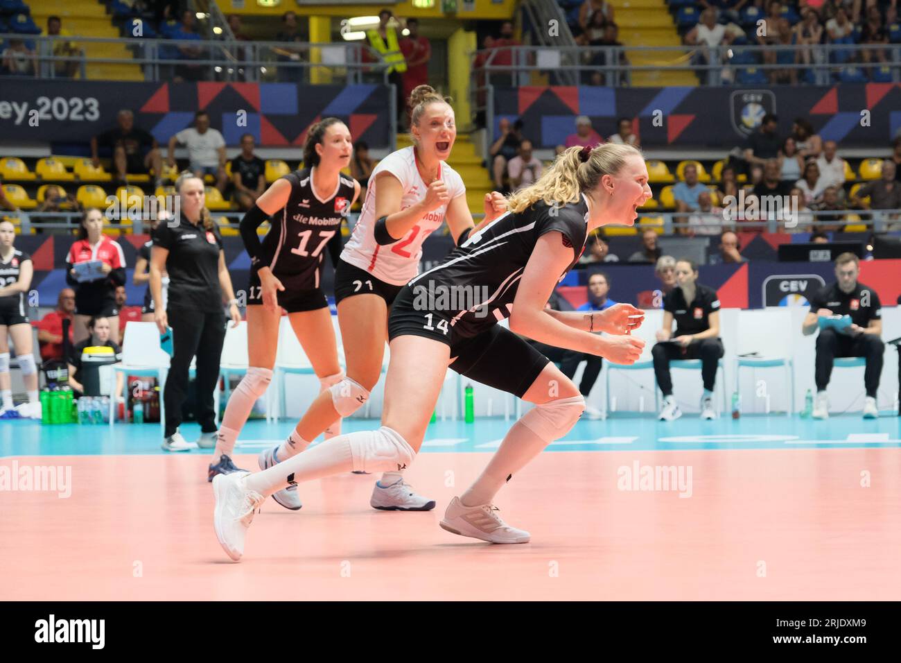 Turin, Italie. 21 août 2023. Julie Lengweiler (G), Mathilde Engel (C) et Laura Künzler (R), de Suisse, célèbrent après avoir marqué un but lors de la finale féminine CEV EuroVolley 2023 entre la Croatie et la Suisse au Gianni Asti Sports Hall. Score final ; Croatie 1:3 Suisse. (Photo Davide Di Lalla/SOPA Images/Sipa USA) crédit : SIPA USA/Alamy Live News Banque D'Images