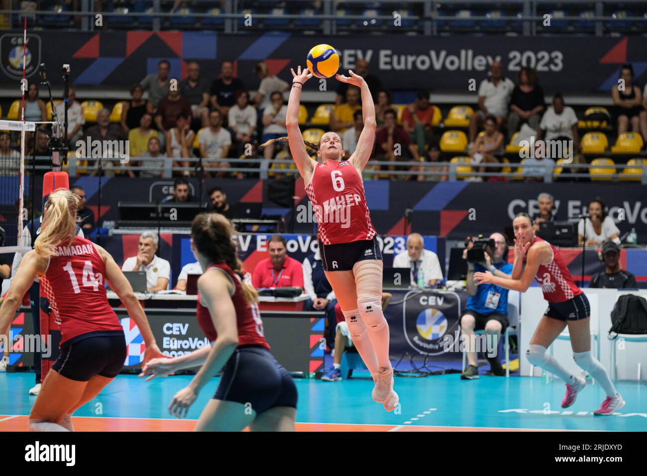 Turin, Italie. 21 août 2023. Klara Peri ? De Croatie en action lors de la finale féminine de la CEV EuroVolley 2023 entre la Croatie et la Suisse au Gianni Asti Sports Hall. Score final ; Croatie 1:3 Suisse. (Photo Davide Di Lalla/SOPA Images/Sipa USA) crédit : SIPA USA/Alamy Live News Banque D'Images