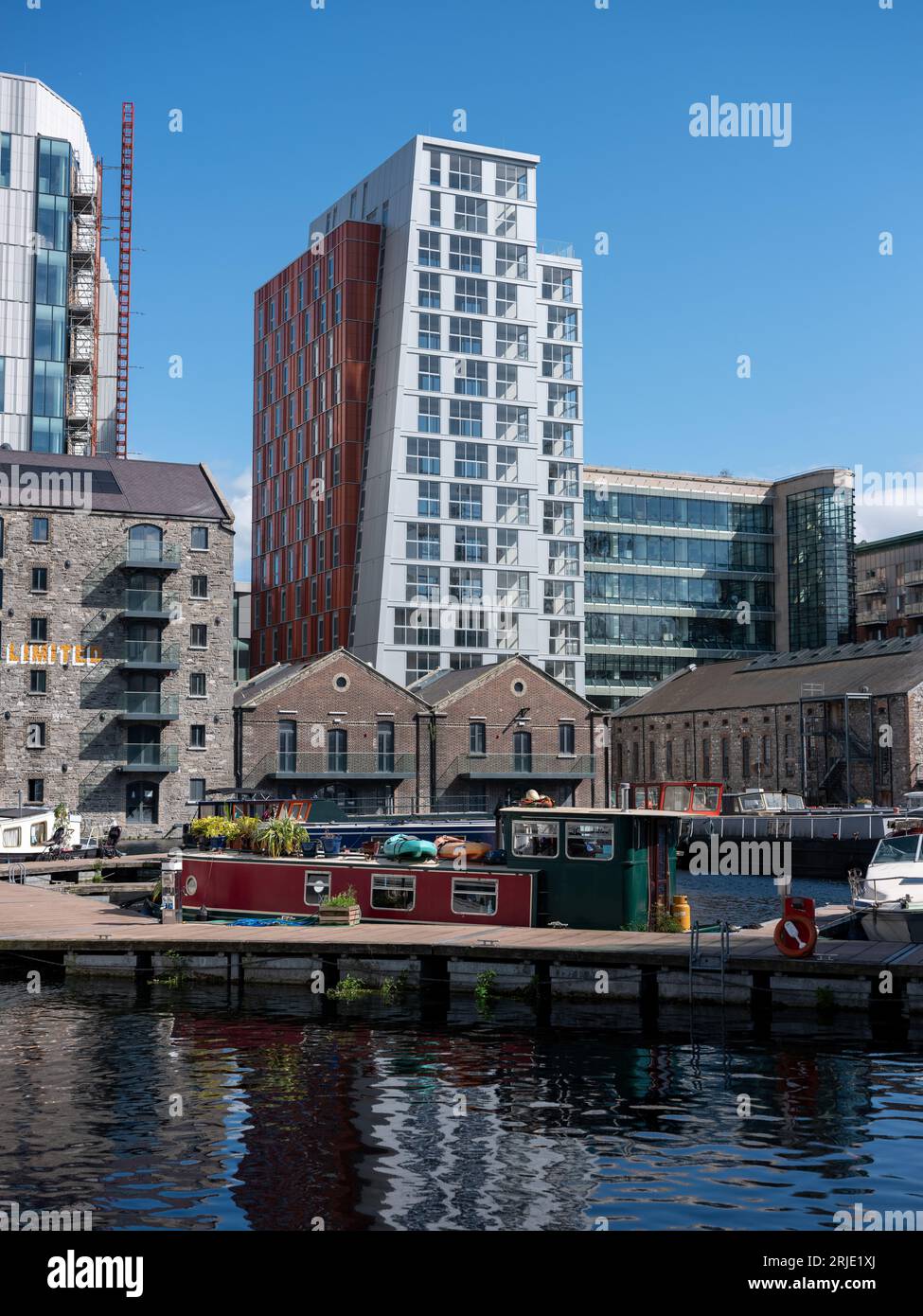 Bâtiments surplombant le quai du Grand Canal dans la ville de Dublin, Irlande. Banque D'Images