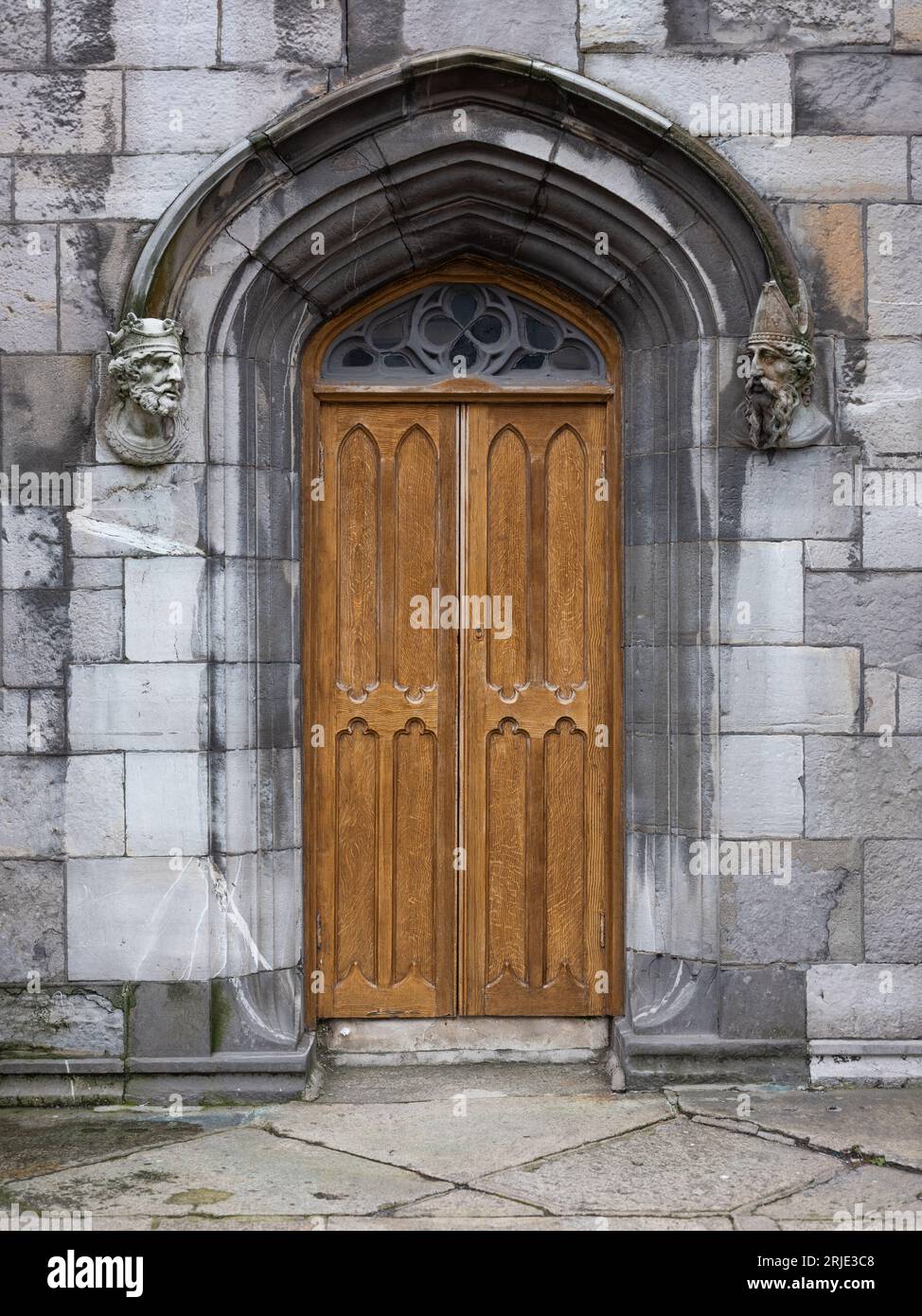 Têtes sculptées sur une porte dans le château de Dublin à Dublin, en Irlande. Banque D'Images