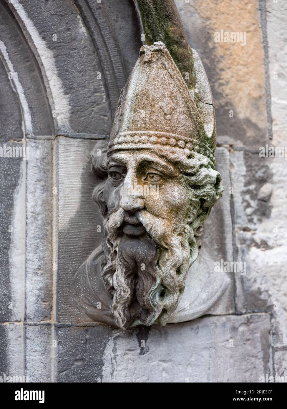 Têtes sculptées sur une porte dans le château de Dublin à Dublin, en Irlande. Banque D'Images