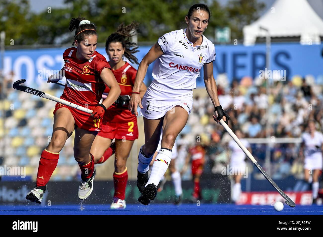 Monchengladbach, Allemagne. 22 août 2023. La Belge Judith Vandermeiren photographiée en action lors d'un match de hockey entre l'équipe nationale belge de hockey féminin Red Panthers et l'Espagne, mardi 22 août 2023 à Monchengladbach, en Allemagne, match 3/3 dans la poule des championnats d'Europe de hockey féminin. Les championnats EuroHockey 2023 ont lieu du 18 au 27 août 2023. BELGA PHOTO DIRK WAEM crédit : Belga News Agency/Alamy Live News Banque D'Images