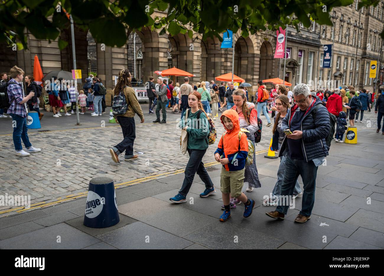 Une scène dans le Royal Mile d’Édimbourg pendant la dernière semaine du Festival Fringe 2023 d’Édimbourg. Banque D'Images