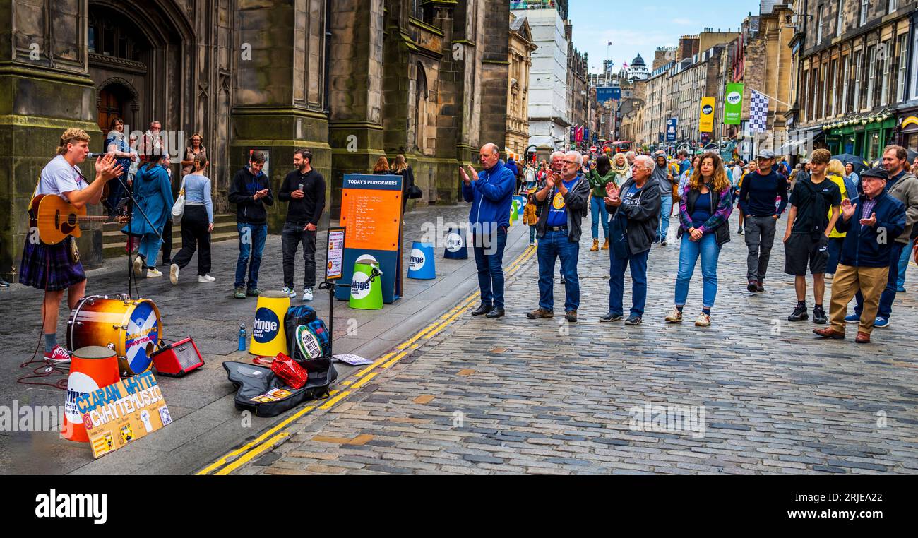 Une scène dans le Royal Mile d’Édimbourg pendant la dernière semaine du Festival Fringe 2023 d’Édimbourg. Banque D'Images