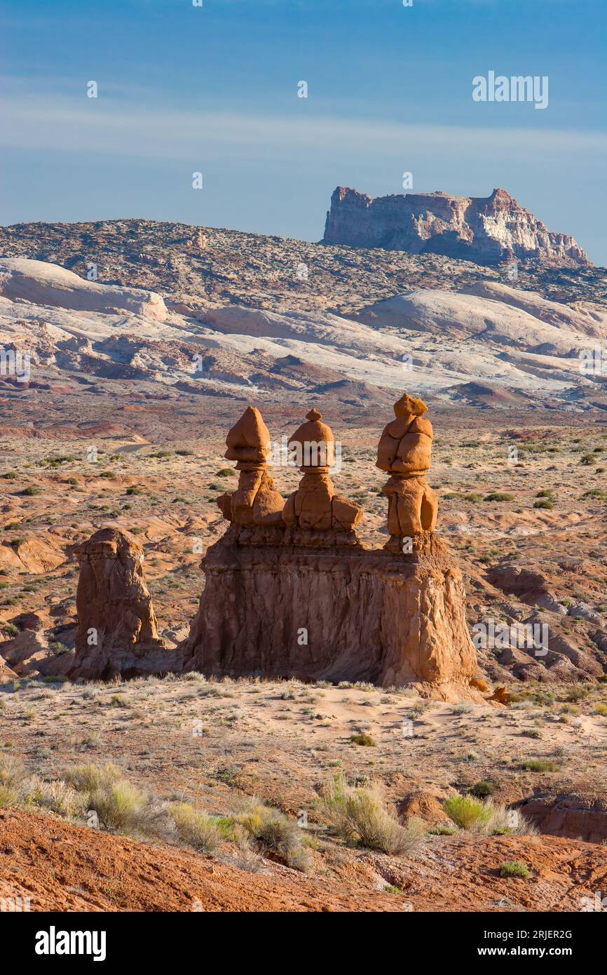 The Three Sisters or Three Kings, une formation rocheuse de grès d'Entrada dans le Gobllin Valley State Park près de Hanksville, Utah, avec Temple Mountain derrière. Banque D'Images