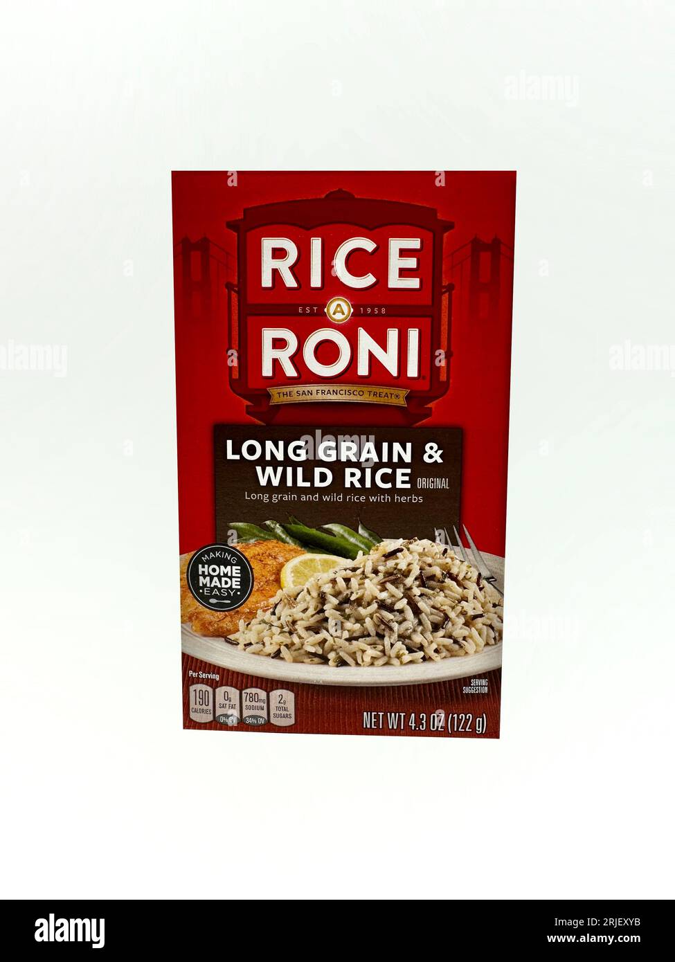 Riz Un Roni long grain et boîte de riz sauvage sur fond blanc Banque D'Images
