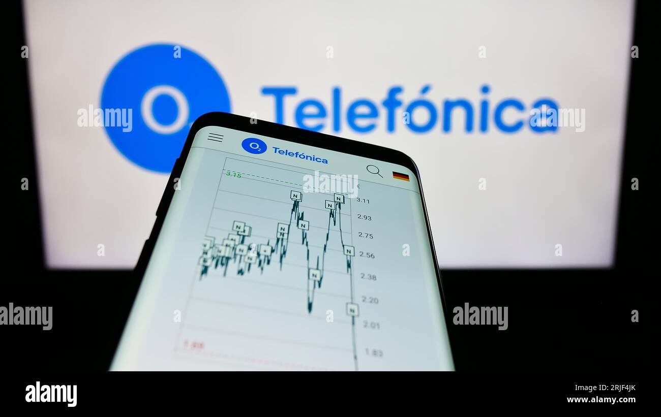 Smartphone avec le site web de la société Telefonica Deutschland Holding AG sur l'écran devant le logo de l'entreprise. Effectuez le focus sur le coin supérieur gauche de l'écran du téléphone. Banque D'Images