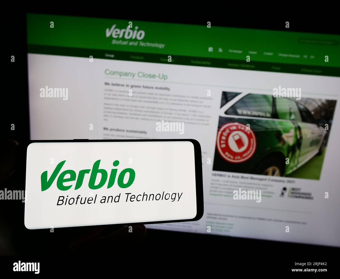 Personne détenant un smartphone avec le logo de la société de biocarburants Verbio Vereinigte Bioenergie AG sur l'écran devant le site Web. Concentrez-vous sur l'affichage du téléphone. Banque D'Images