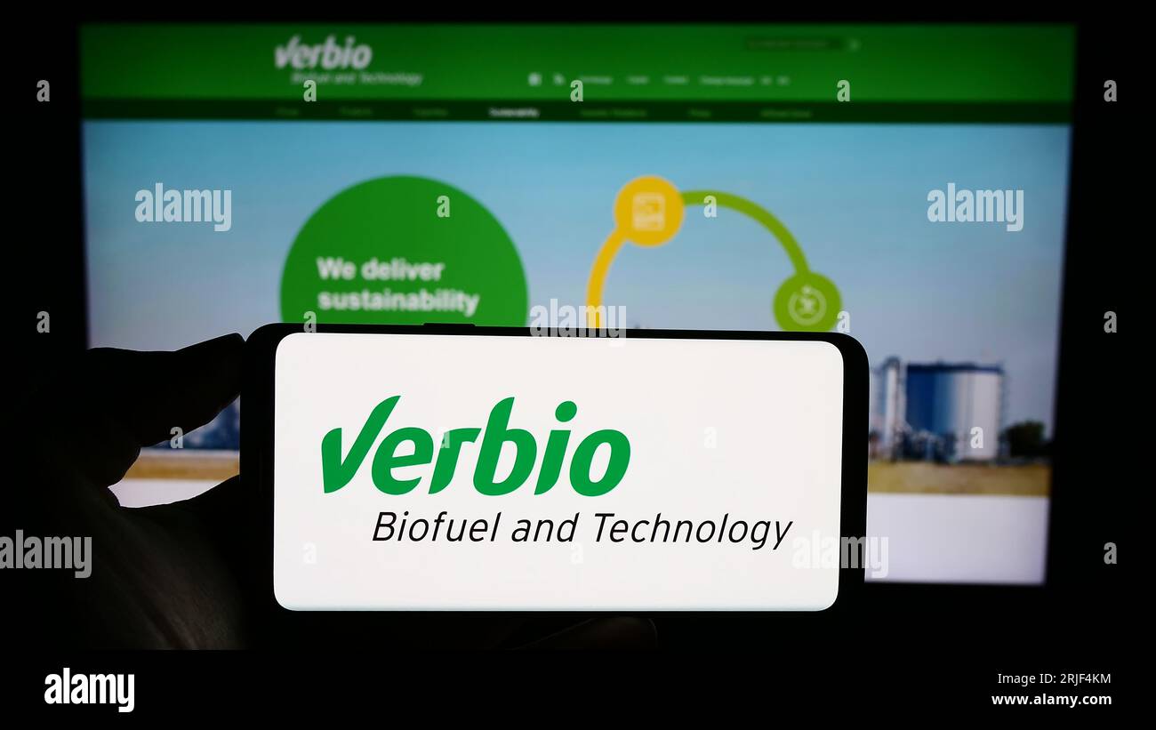 Personne détenant un téléphone portable avec le logo de la société de biocarburants Verbio Vereinigte Bioenergie AG sur l'écran en face de la page Web. Concentrez-vous sur l'affichage du téléphone. Banque D'Images