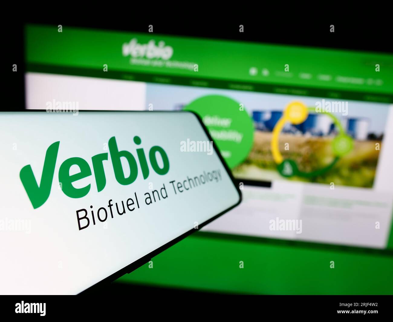 Téléphone portable avec logo de la société de biocarburants Verbio Vereinigte Bioenergie AG sur l'écran en face du site Web. Concentrez-vous sur le centre gauche de l'écran du téléphone. Banque D'Images