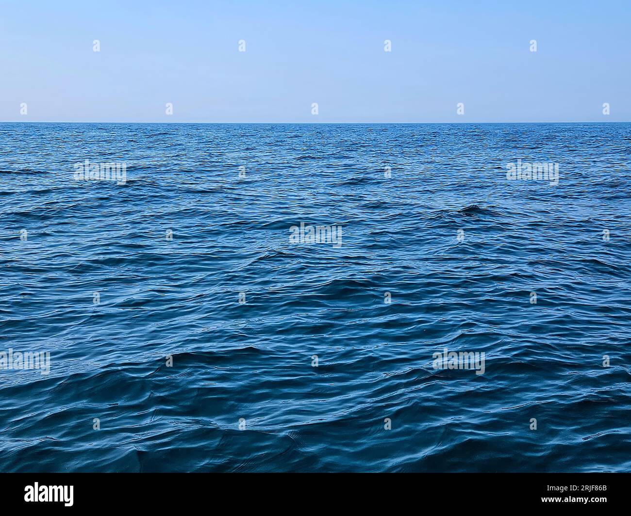 Eau bleue calme sur le lac Michigan avec ciel bleu pâle au-dessus de l'horizon Banque D'Images Eau bleue calme sur le lac Michigan avec ciel bleu pâle au-dessus de l'horizon Banque D'Images