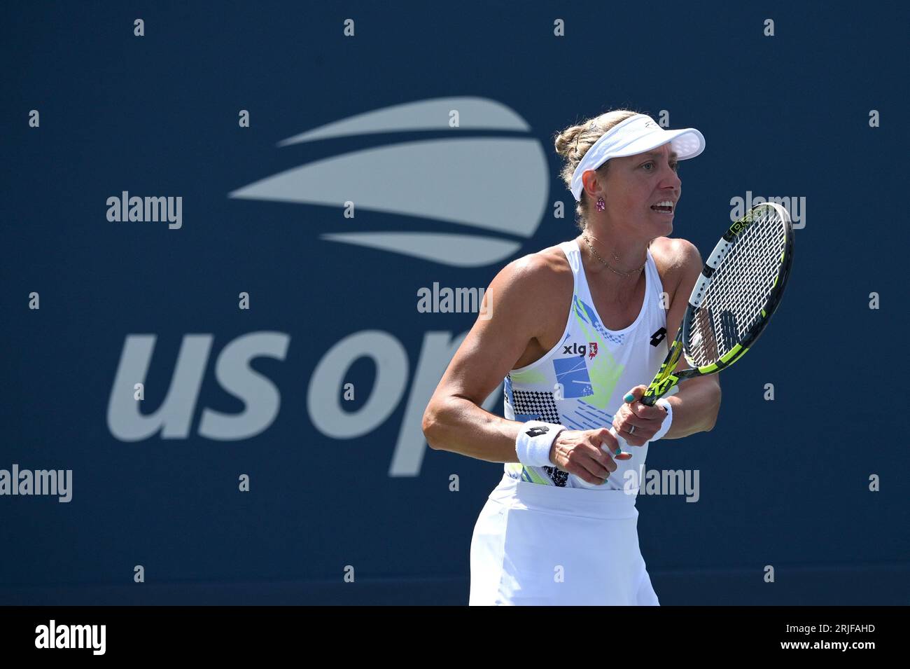 New York, États-Unis. 22 août 2023. La Belge Yanina Wickmayer affronte Katherine Sebov, du Canada, lors de la 1e ronde de qualification féminine du tournoi de tennis du Grand Chelem US Open 2023, qui a eu lieu au Flushing Meadow Corona Park dans le Queens, New York, NY, le 22 août 2023. (Photo Anthony Behar/Sipa USA) crédit : SIPA US/Alamy Live News Banque D'Images