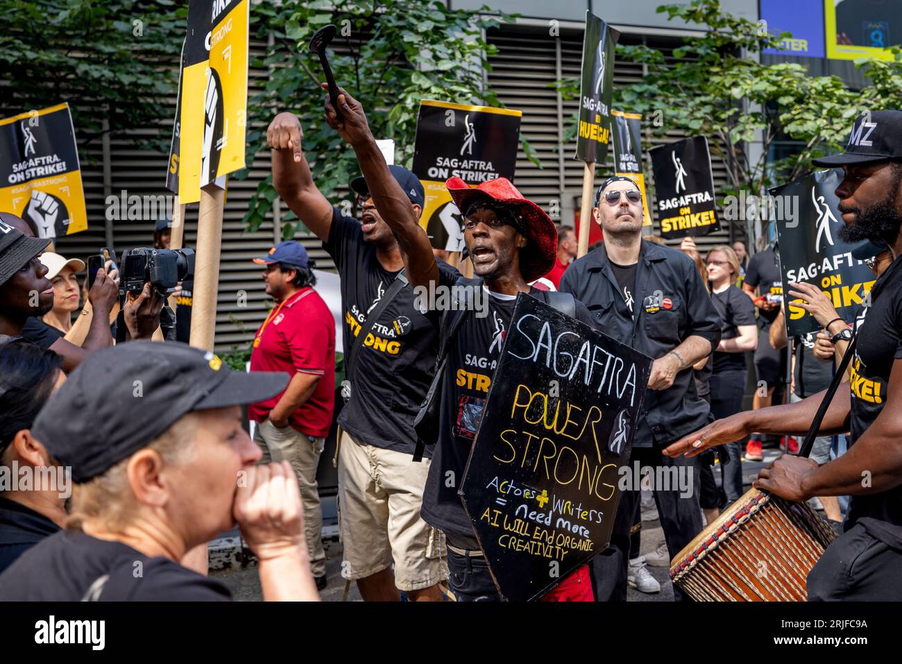 New York, États-Unis. 22 août 2023. NEW YORK, NEW YORK - 22 AOÛT : marche des grévistes à la Writers Guild of America et à la « Journée nationale de solidarité » de SAG-AFTRA au siège d'Amazon le 22 août 2023 à New York. SAG-AFTRA est en grève depuis juillet 14, et la Writers Guild depuis mai 2. (Photo de Michael Nigro/Sipa USA) crédit : SIPA USA/Alamy Live News Banque D'Images