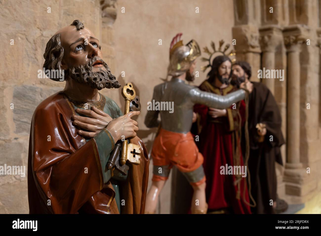 Statue processionnelle de Saint Pierre tenant les clés du ciel à l'Iglesia de San Francisco à Astorga, Léon, Espagne. Au loin, un Romain vendu Banque D'Images