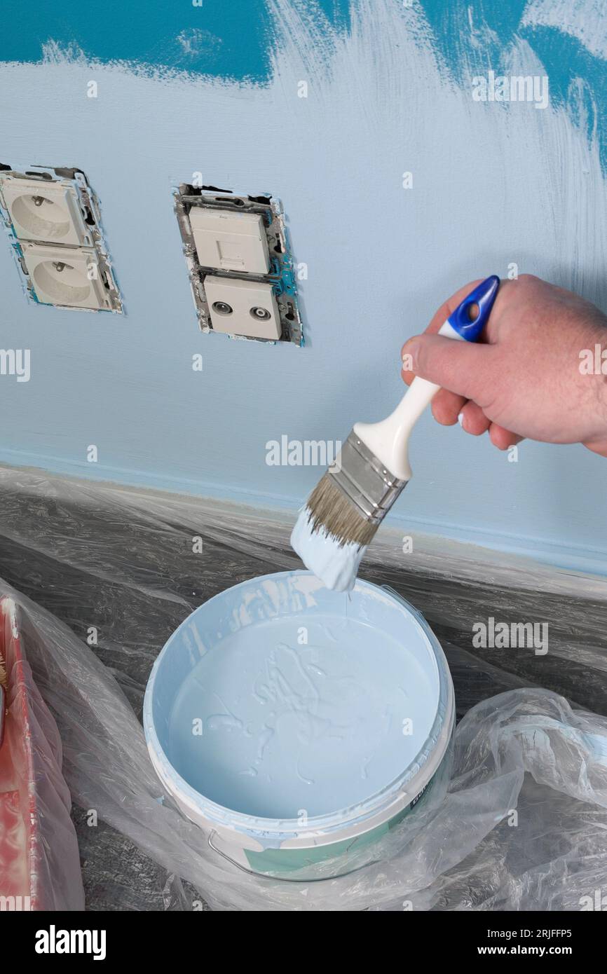 Zone autour des prises électriques à peindre. retirez le cadre de la prise  de courant pour peindre le mur Photo Stock - Alamy