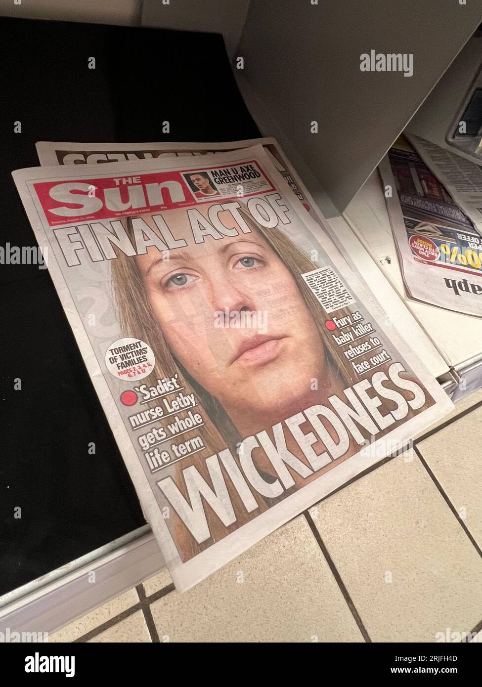 Une copie du journal 'The Sun' montrant Lucy Letby sur la couverture le lendemain de son ordre de vie. Banque D'Images