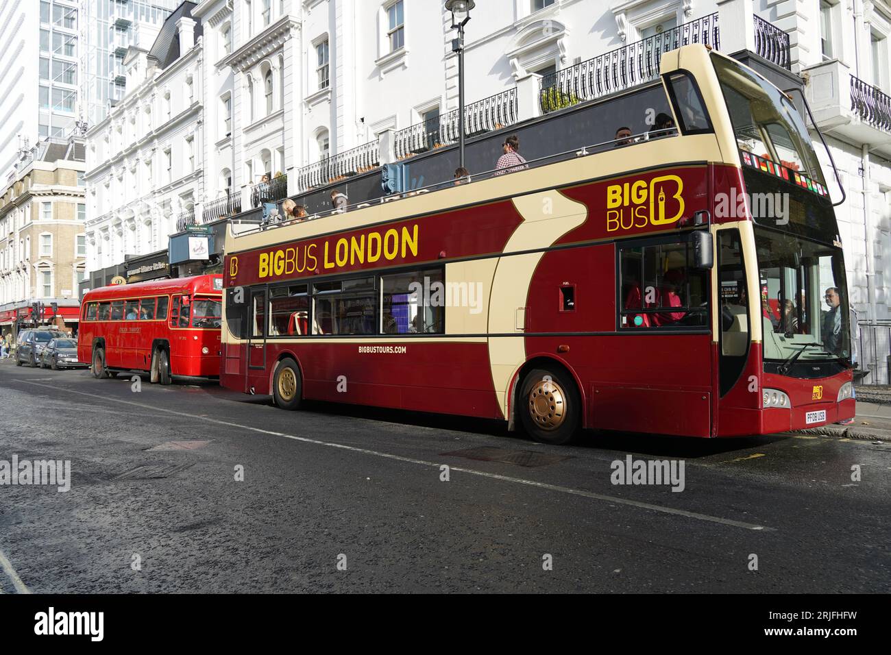 Londres, Royaume-Uni - octobre 2022 : les touristes visitent la ville de Londres à bord d'un bus à impériale à toit ouvert. Big bus Tours est le plus grand opérateur de soupirs à toit ouvert Banque D'Images