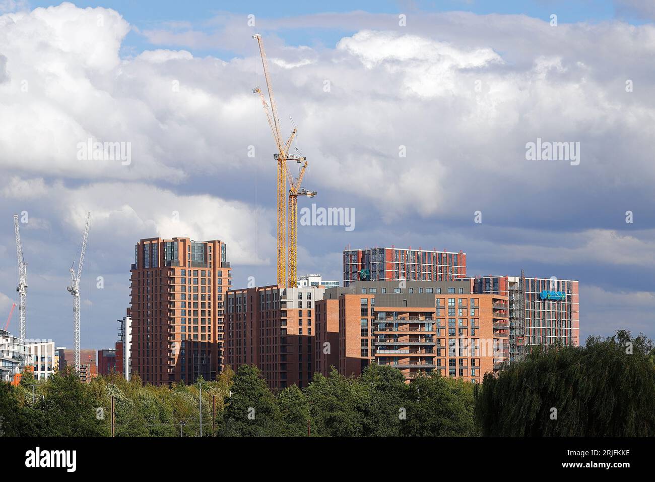 Un groupe de nouveaux appartements sur Whitehall Road dans le centre-ville de Leeds comprennent The Junction, Latitude Purple et Latitude Blue Banque D'Images