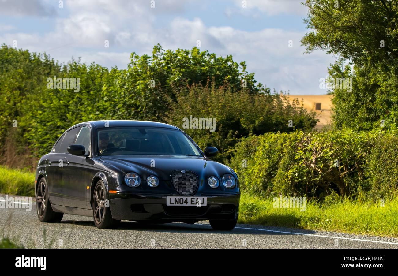 Woburn,Beds.UK - 19 août 2023 : 2004 voiture Jaguar de type S voyageant sur une route de campagne anglaise. Banque D'Images