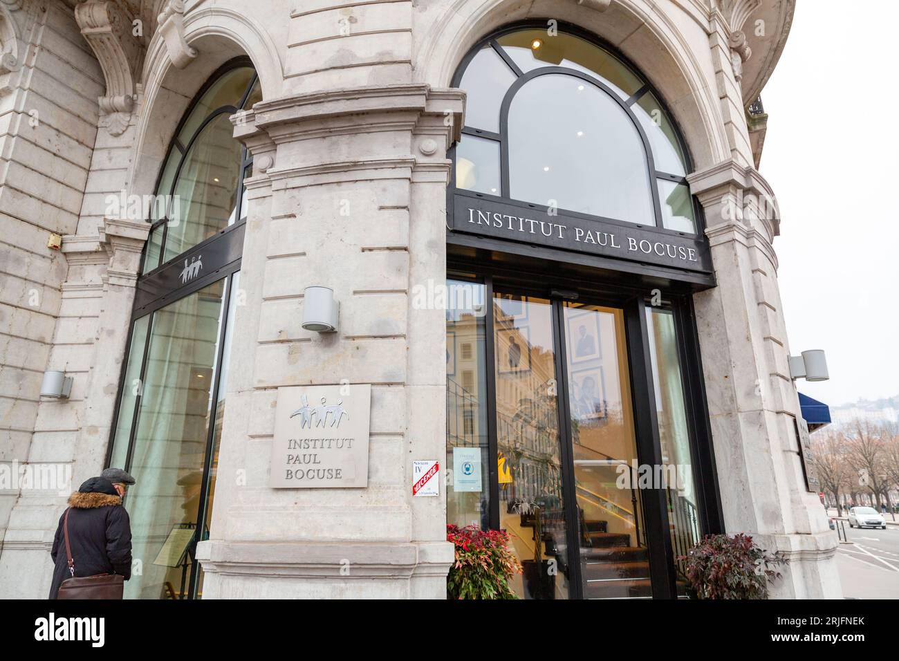 Lyon, France - 25 janvier 2022 : entrée de la Paul Bocuse Insititute, école culinaire du nom du légendaire chef lyonnais Paul Bocuse. Banque D'Images
