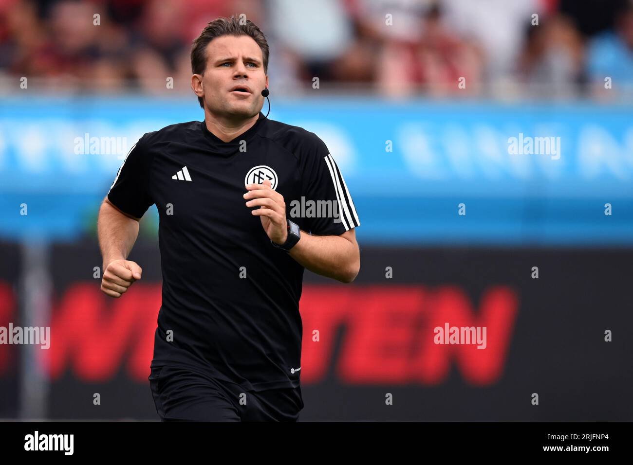 LEVERKUSEN - arbitre Felix Brych lors du match de Bundesliga entre le Bayer 04 Leverkusen - RB Leipzig au DE Bay Arena le 27 mai 2023 à Leverkusen, Allemagne. AP | taille néerlandaise | GERRIT DE COLOGNE Banque D'Images