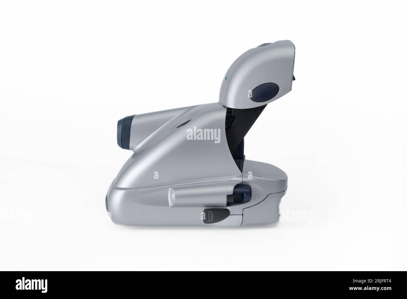 Hasselt. Limbourg - Belgique 25-04-2023 Polaroid P 600. Vue du côté droit. Gros plan sur le côté d'une caméra. Film instantané. fond blanc Banque D'Images