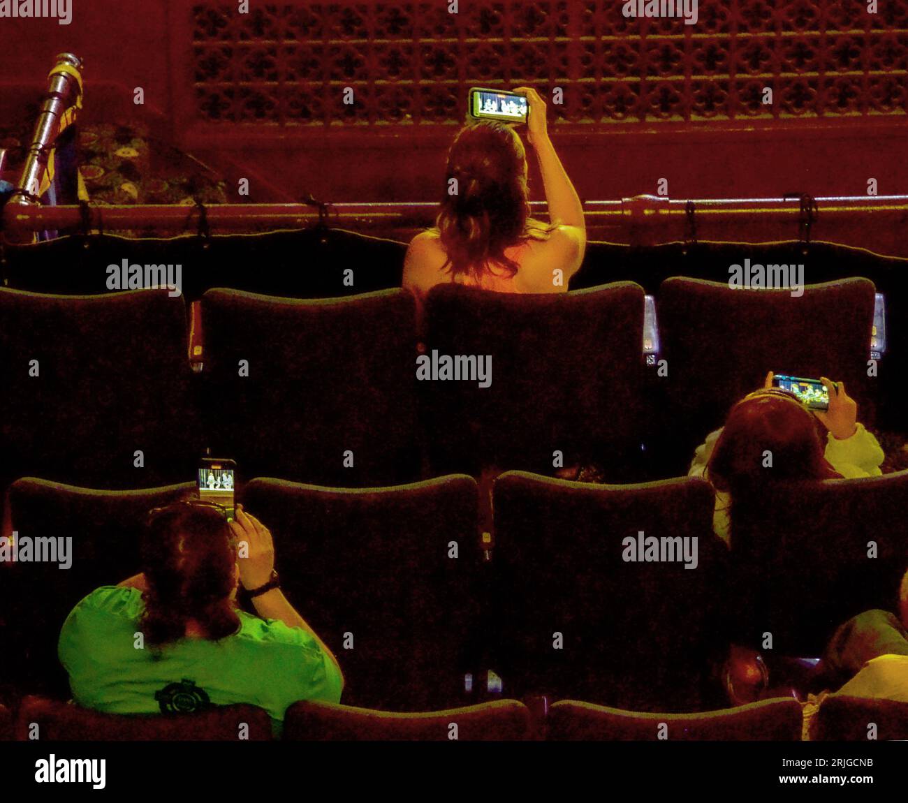 Trois personnes enregistrant sur leurs téléphones Banque D'Images