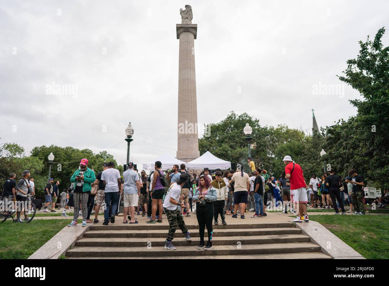 Les gens se rassemblent pour la bataille 4 The Eagle Park Jam dans le quartier Logan Square de Chicago, il le 13 août 2023. Banque D'Images