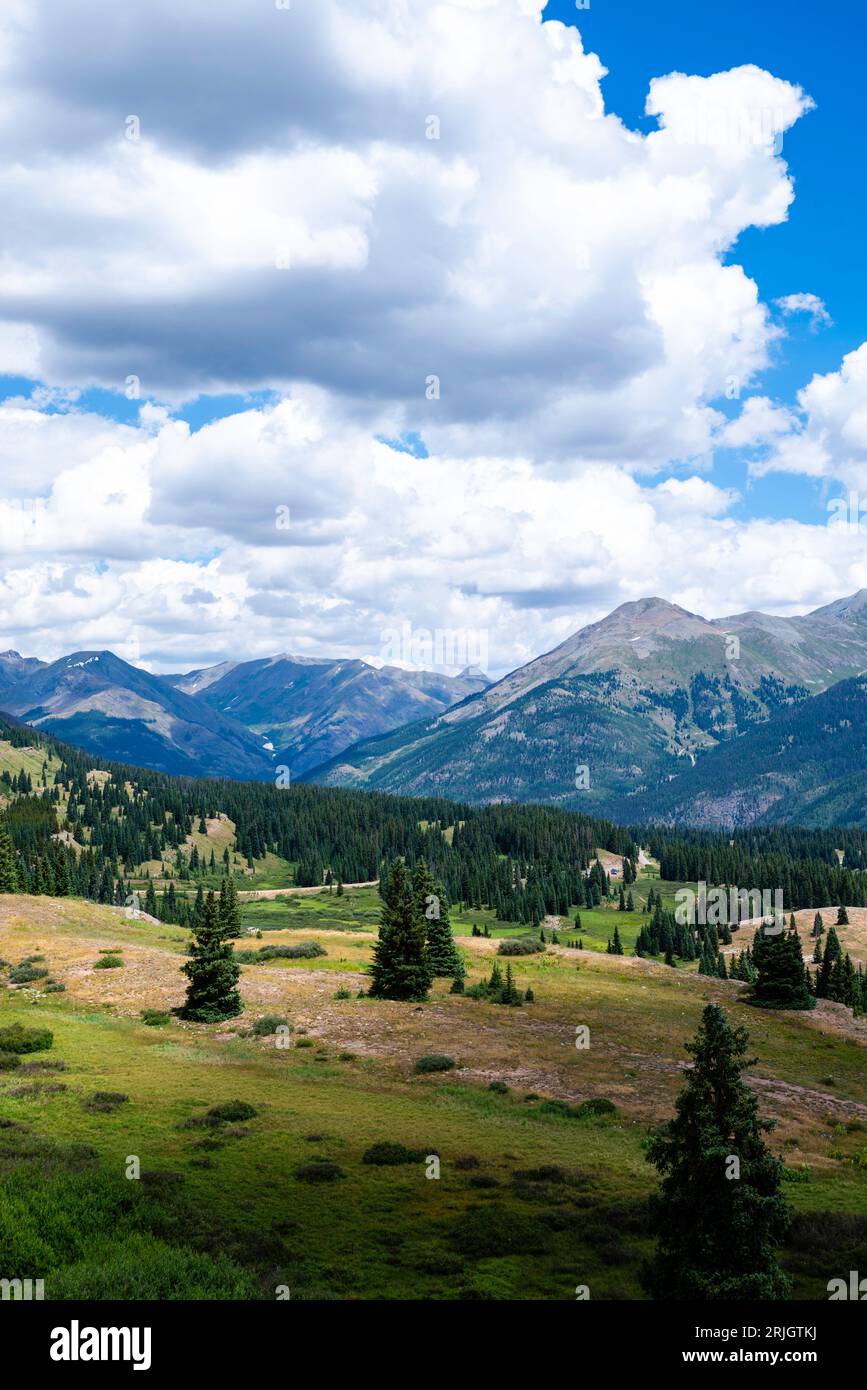 Vue depuis le col de Molas vers l'est vers les montagnes de San Juan et la nature sauvage de Weminuche, au sud de Silverton, Colorado, États-Unis. Banque D'Images