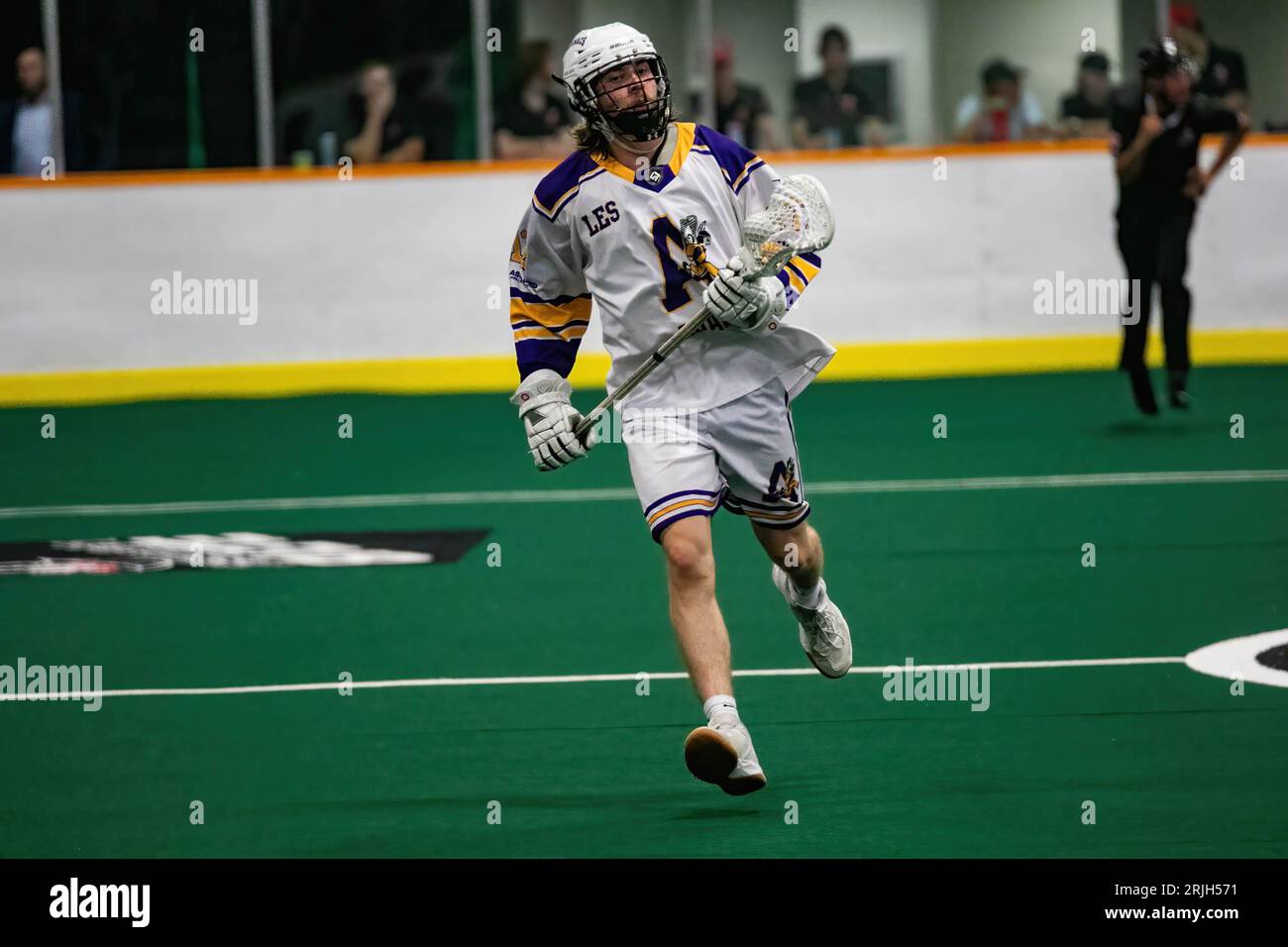 Edmonton, Canada. 20 août 2023. Coquitlam Adanacs (blanc jaune) Robert Turpin (12) dans la coupe Minto jour 2 entre Edmonton Miners et Coquitlam Adanacs à l’aréna Bill Hinter. Note finale : Edmonton Miners vs Coquitlam Adanacs, 11:15 la coupe Minto est le championnat national junior A Box Lacrosse. La coupe Minto a été offerte en 1901 par Sir Gilbert John Murray Kynmond Elliot, et a été officiellement fait le trophée du championnat national junior A De crosse box en 1937. (Photo Ron Palmer/SOPA Images/Sipa USA) crédit : SIPA USA/Alamy Live News Banque D'Images