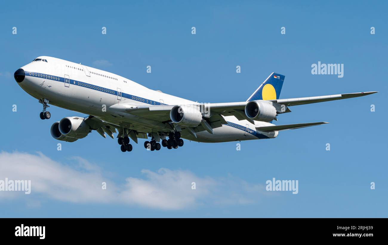Jumbo jet arrive pour un atterrissage par une journée ensoleillée Banque D'Images
