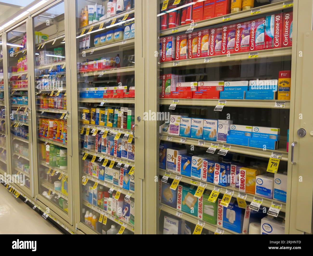Armoires verrouillées dans le supermarché pour empêcher le vol à l'étalage Banque D'Images
