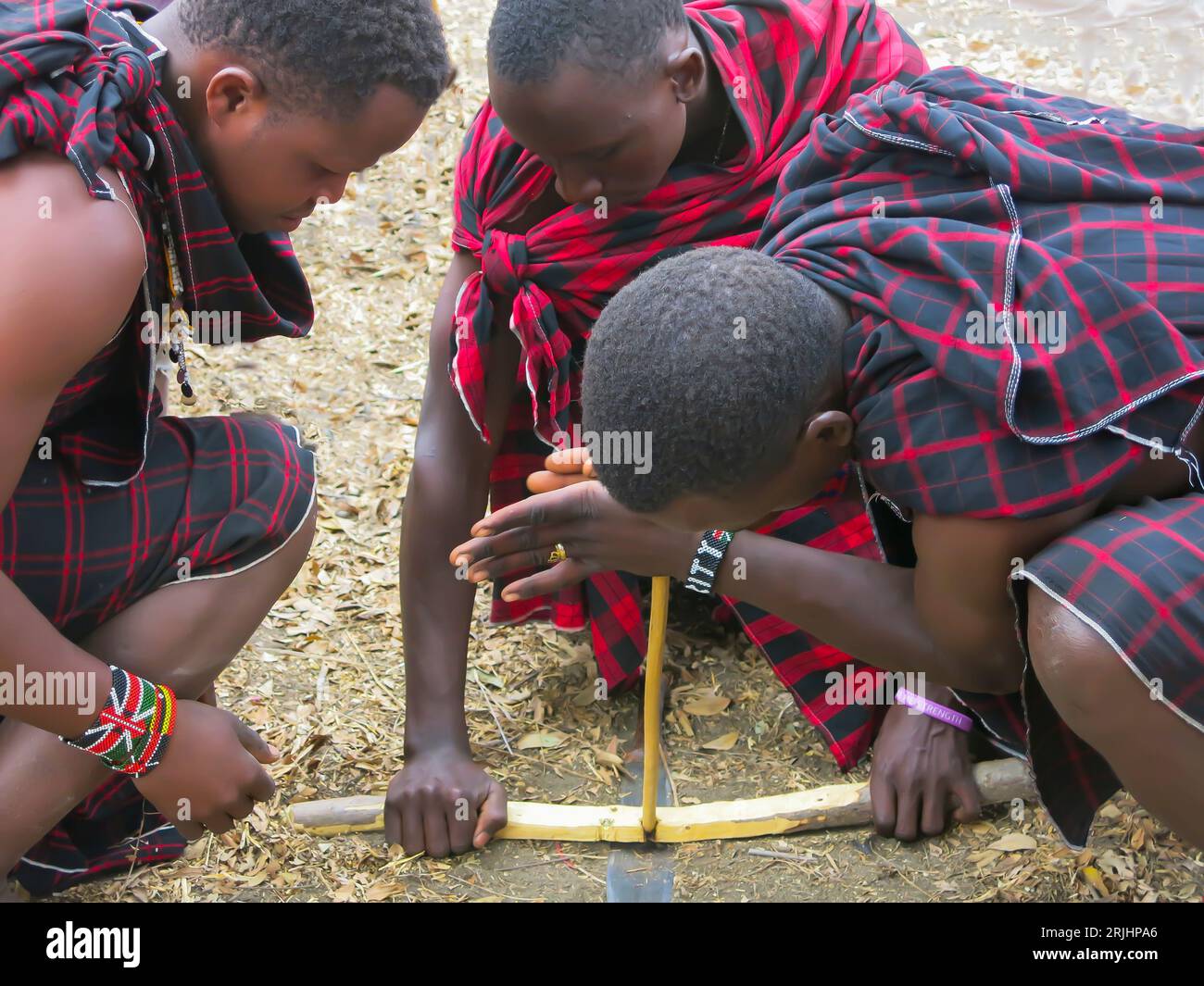 Masai hommes démontrant comment commencer un incendie Banque D'Images