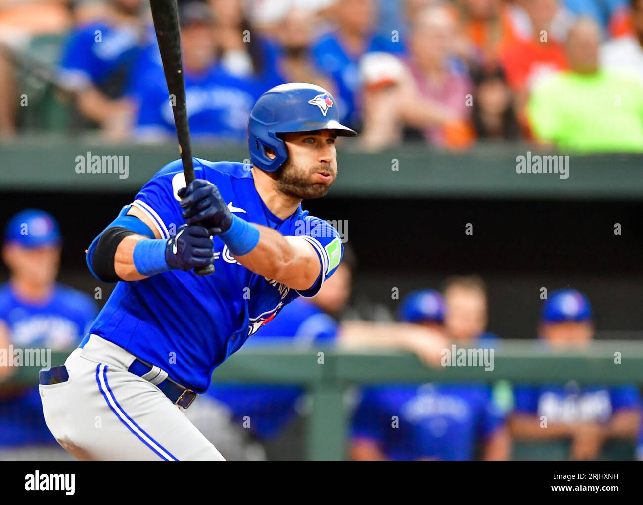 Baltimore, États-Unis. 22 août 2023. Kevin Kiermaier (39) des Blue Jays de Toronto a atteint la première base lors de la deuxième manche d'un match de Ligue majeure de baseball contre les Orioles de Baltimore à Camden yards à Baltimore, MD, le mardi 22 août 2023. Photo de David Tulis/UPI crédit : UPI/Alamy Live News Banque D'Images